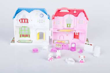 beyaz zemin üzerine plastik oyuncak ev