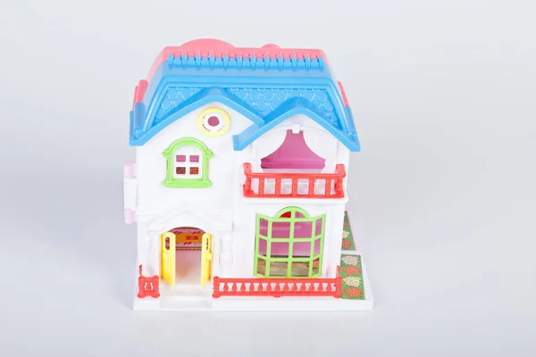 Casa de juguete de plástico sobre fondo blanco — Foto de Stock