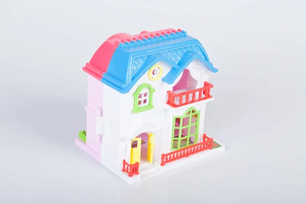 Plastikspielzeughaus auf weißem Hintergrund — Stockfoto