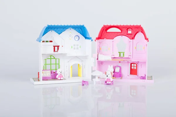 beyaz zemin üzerine plastik oyuncak ev