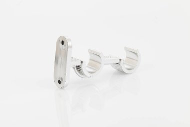 Beyaz arka plan üzerinde perde Polonyalılar için Gümüş destek