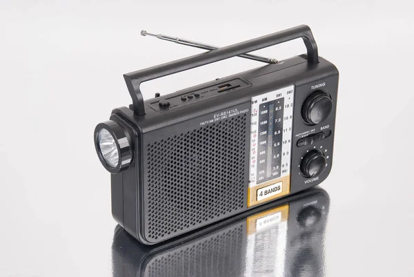 Radio transistor portable vieux tuner fm — Photo