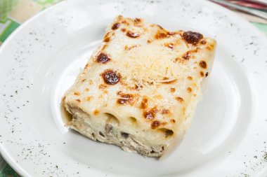 İtalyan yemeği makarna tavuk dolması