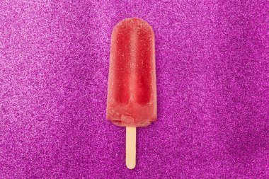 Lezzetli ve serinletici çilek palet parlak renkli arka plan üzerinde