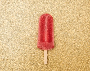 Lezzetli ve serinletici çilek palet parlak renkli arka plan üzerinde