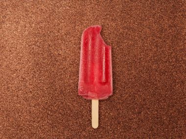 Lezzetli ve serinletici çilek palet parlak renkli arka plan üzerinde