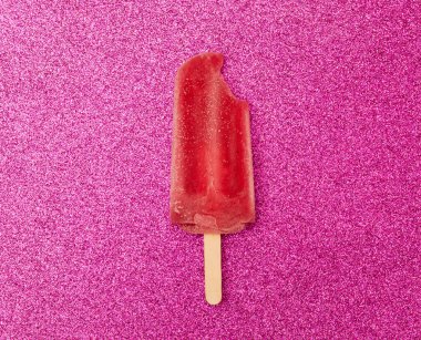 Lezzetli ve serinletici çilek palet parlak renkli arka plan üzerinde