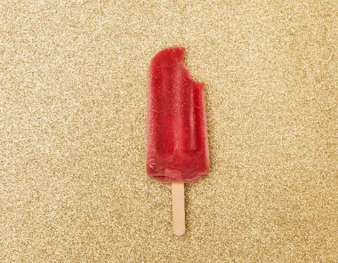 Lezzetli ve serinletici çilek palet parlak renkli arka plan üzerinde