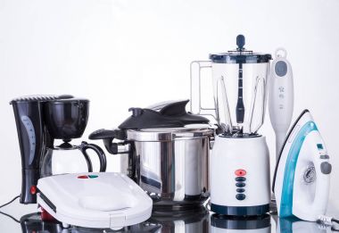 Tarafsız bir arka plan üzerinde ev aletleri