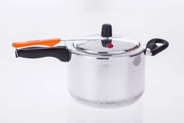 Beyaz arka plan üzerinde düdüklü tencere