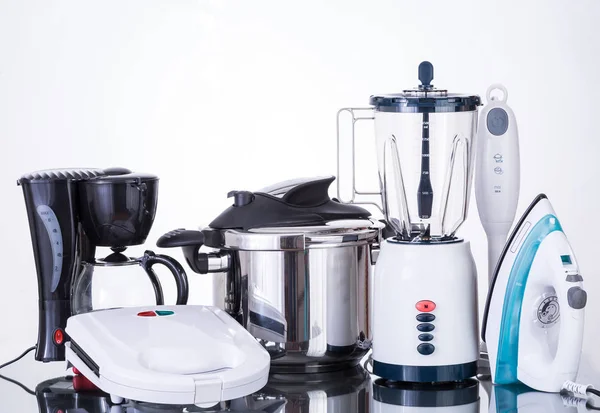 Tarafsız bir arka plan üzerinde ev aletleri