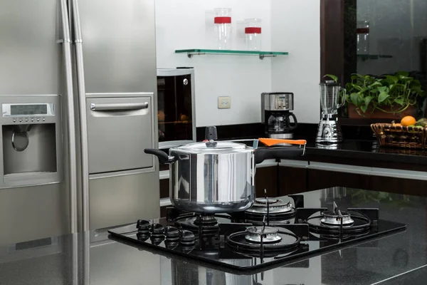 Bir mutfak ortamda düdüklü tencere