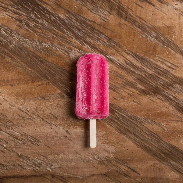 Savoureux et rafraîchissant saveur de fraise popsicle — Photo