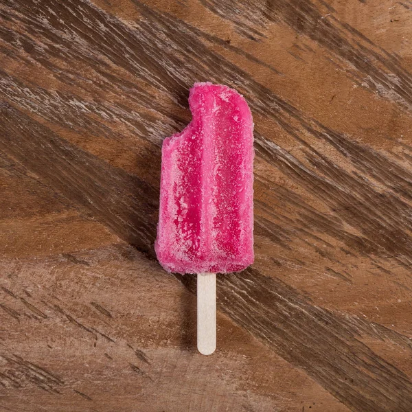 Savoureux et rafraîchissant saveur de fraise popsicle — Photo