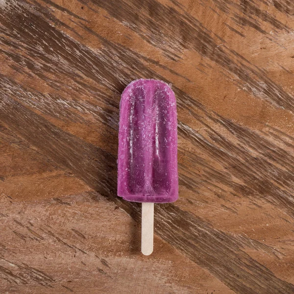 Tasty and refreshing grape flavor popsicle — Stock Photo, Image