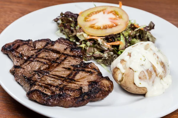 Steak de rôti de boeuf avec pommes de terre et salade — Photo