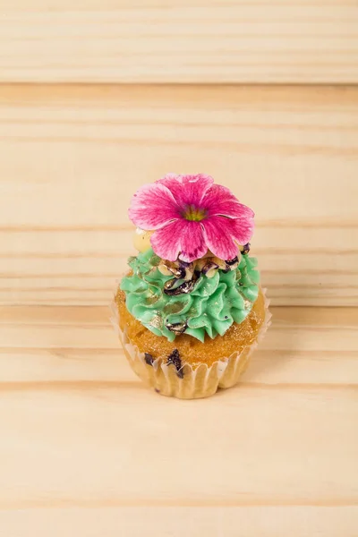 Νόστιμο cupcakes σε ξύλινα φόντο — Φωτογραφία Αρχείου