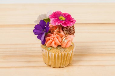 Ahşap arka plan üzerinde lezzetli kek