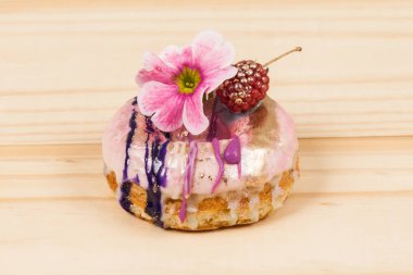 ahşap arka plan üzerinde çörek 