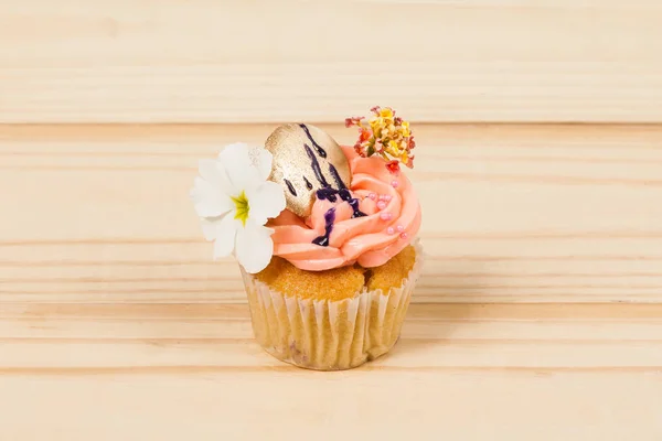 Tasty cupcakes on wooden background — Stock Photo, Image