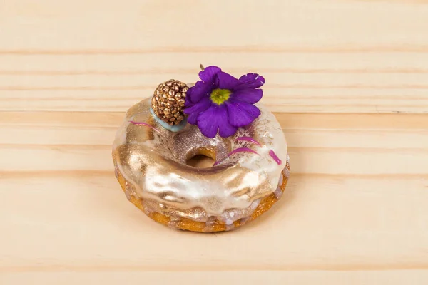 Donut sur un fond en bois — Photo