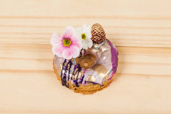 Ahşap arka plan üzerinde çörek — Stok fotoğraf