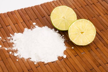 kabartma tozu limon dilimleri ile