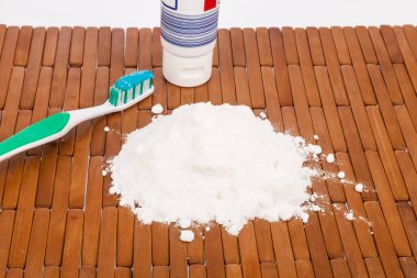 Kabartma tozu ve diş fırçası