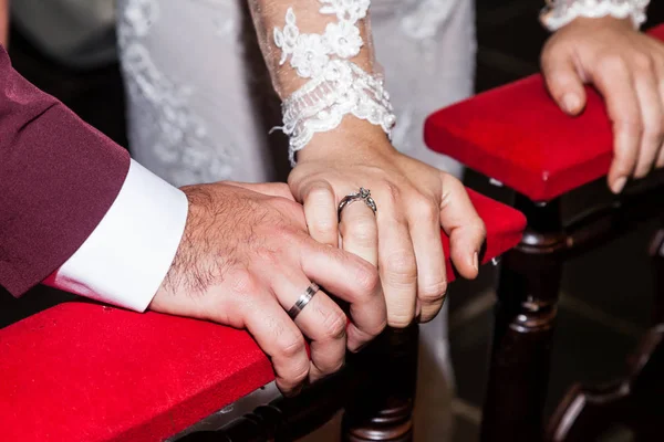 Mãos Close Noiva Noivo Mostrando Alianças Casamento — Fotografia de Stock