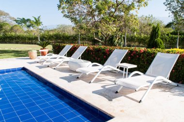 Havuzda güneş sandalyeleri