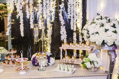 Lezzetli düğün resepsiyonu, tatlı masası.