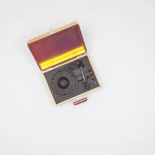 Oude Vinyl Draaitafel Speler Met Record Geïsoleerd Een Witte Achtergrond — Stockfoto
