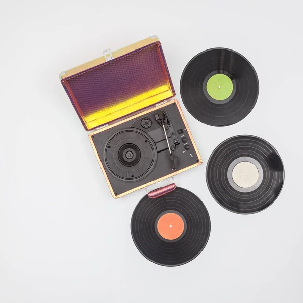 Ancien Tourne Disque Vinyle Avec Disque Isolé Sur Fond Blanc — Photo