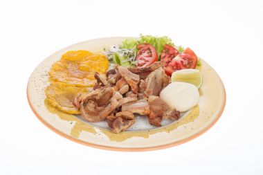 Kolombiyalı gıda, kızarmış chicharron salatası, patacon ve arepa eşliğinde