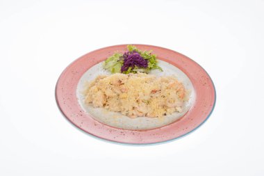 Akdeniz yemekleri, deniz ürünleri yahnisi fincan parmesan peyniri ile kaplı