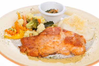 sebze ve patates püresi ile kavrulmuş somon fileto