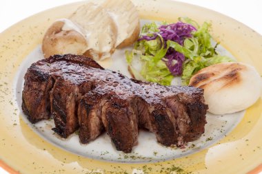 haşlanmış patates ile ızgara biftek