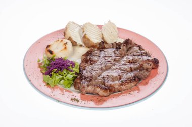 haşlanmış patates ve salata ile kavrulmuş dana biftek