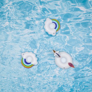 Çocuklar, ferahlatıcı bir mavi Havuzda yüzen halkalar için havuzu şamandıralar