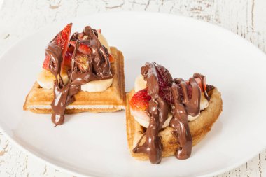 tatlı waffle muz, çilek, çikolata ve dondurma ile