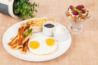 sahanda yumurta ve kızarmış peynirli Kahvaltı