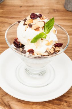 tatlı Kupası dondurma ve kırmızı meyveler