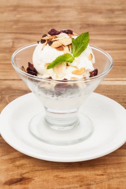 tatlı Kupası dondurma ve kırmızı meyveler