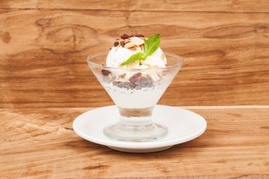 tatlı Kupası dondurma ve kırmızı meyveler