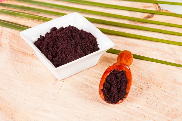 powder gives acai brazilian fruit-Euterpe oleracea