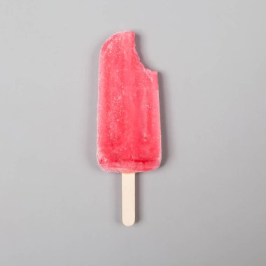 lezzetli ve serinletici çilekli lezzet popsicles