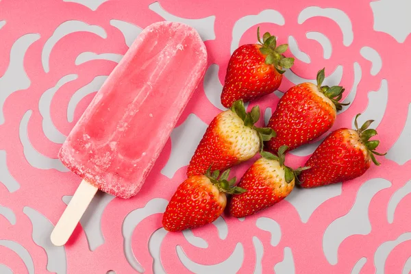 Savoureux Rafraîchissant Saveur Fraise Popsicles — Photo