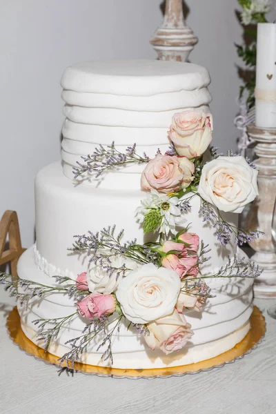 Tasty Wedding Cake Decorated Flowers — Stock Photo, Image
