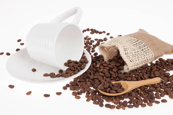 Καβουρδισμένοι Κόκκοι Καφέ Coffea Φωτογραφία Λευκό Φόντο — Φωτογραφία Αρχείου