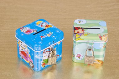 Paralı metal domuz kumbarası.